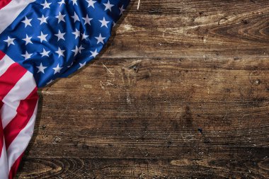 Üzerinde Amerikan bayrağı olan taşralı siyah ahşap masa. Anma Günü, İşçi Bayramı, Gaziler Günü veya Bağımsızlık Günü 'ndeki dokular için mükemmel..
