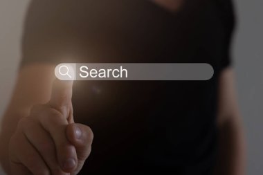Data Search Technology SEO Arama Motoru optimizasyon konsepti. Adamın elleri internet tarayıcısında bilgi aramak için dizüstü bilgisayarda klavye kullanıyor..