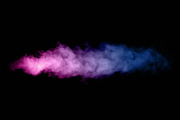 在黑色背景上以神秘而神奇的形式将五彩斑斓的粉色和蓝色蒸汽烟雾紧紧地包裹在一起 — 图库照片