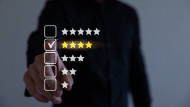 Müşteri memnuniyet değerlendirmesi anketi. Kullanıcı çevrimiçi ürün ve servise derecelendirme veriyor. 4 yıldız..