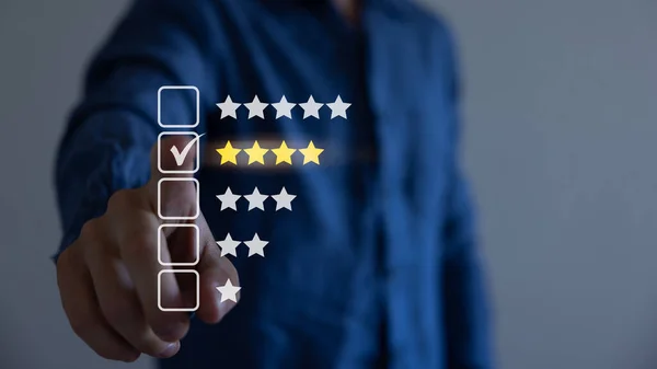 Müşteri memnuniyet değerlendirmesi anketi. Kullanıcı çevrimiçi ürün ve servise derecelendirme veriyor. 4 yıldız..