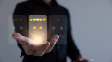 Pozitif müşteri değerlendirmeleri mutluluk simgesine ve beş yıldızlı gülen yüze dokunur. Memnuniyet araştırması konsepti, görüşler, müşteri hizmetleri kullanıcı deneyiminin en iyi yanıtı.