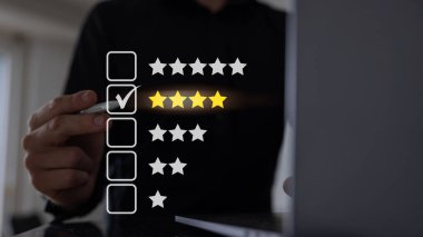 Müşterinin elinin dijital ortama dokunuşunun 3 boyutlu yorumlanması memnuniyet değerlendirmesi için 5 üzerinden 4 yıldız veriyor..