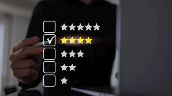 Müşterinin elinin dijital ortama dokunuşunun 3 boyutlu yorumlanması memnuniyet değerlendirmesi için 5 üzerinden 4 yıldız veriyor..