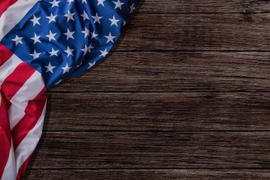 Kırsal ahşap arka planda Amerikan bayrağı, kopyalama uzayı. Amerikan halkının gururu. ABD 'de bağımsızlık, özgürlük ve vatanseverliğin sembolü..
