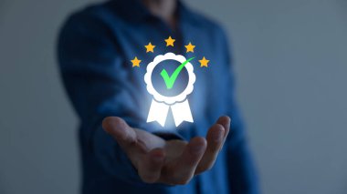 Teminat ürünü ve ISO servis konsepti için en iyi kalite güvencesini elinde tutan ve gösteren iş adamı.