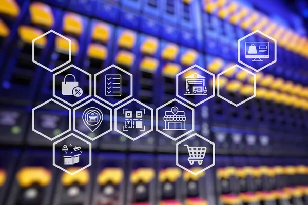 Dükkan simgeleriyle sunucu arkaplanı. Dijital pazarlama medyası (web sitesi reklamı, e-posta, sosyal ağ, SEO, video, mobil uygulama). İş çevrimiçi alışveriş kavramı. ecommerce kavramı.