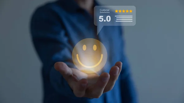 Geschäftsmann Mit Virtuellem Smiley Gesicht Mit Fünf Sternen Und Computer lizenzfreie Stockbilder