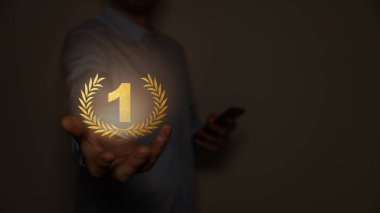 İş adamı, ödül alıncaya kadar başarı gösteren bir kupa tutuyor. Şampiyon altın kupa kazanan arka plan.