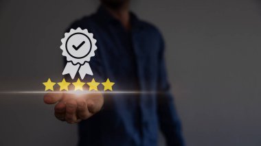 Teminat ürünü ve ISO servis konsepti için en iyi kalite güvencesini elinde tutan ve gösteren iş adamı.