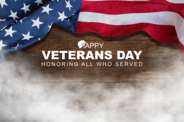 Antika ahşap bir platformda eski bir Amerikan bayrağı - Gaziler Günü.