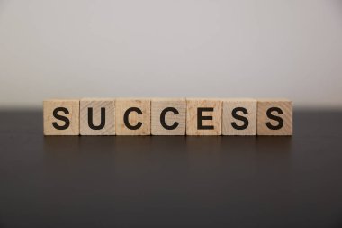 Olumlu Kelimeler Sözcük Hazinesi Konsepti, Kalimba 'lı Kelime Küpü ve ahşap arka planda halat rulosu, çalışma gününüzü tazelemeye başlayın.