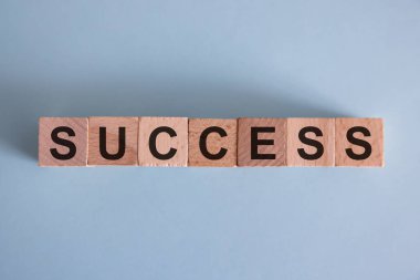 Olumlu Kelimeler Sözcük Hazinesi Konsepti, Kalimba 'lı Kelime Küpü ve ahşap arka planda halat rulosu, çalışma gününüzü tazelemeye başlayın.