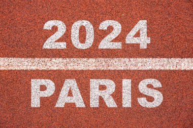 Bitiş çizgisinde beyazlı 2024 Paris kırmızı pist koşusu, yaz sporlarını sembolize ediyor..