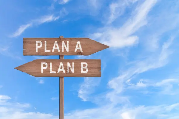 Seçim konsepti içeren yön okları olan bir işaret direği tasvir edilmiş. A planı mı B planı mı?.