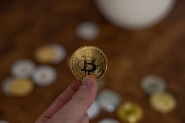 Kripto para birimi altın bitcoin. Elinde kripto para sembolü tutan adam - web bankacılığı ve uluslararası ağ ödemeleri için elektronik sanal para, seçici odaklanma, tonlama.