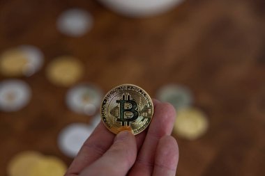 Kripto para birimi altın bitcoin. Elinde kripto para sembolü tutan adam - web bankacılığı ve uluslararası ağ ödemeleri için elektronik sanal para, seçici odaklanma, tonlama.