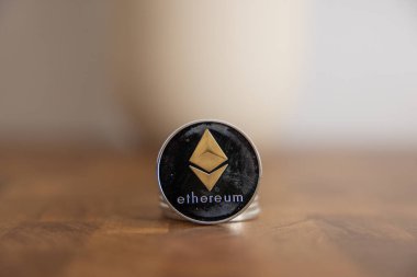 Blokzincir ve siber para birimini göstermek için gümüş zemin üzerinde eter madeni para veya ethereum yığını.