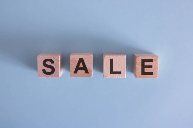 Giriş ifadeleri ve bilgi simgesi için boş tahta küpleri kopyalama alanı ile birlikte masaya yerleştirmek ve dizmek.