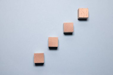 Giriş ifadeleri ve bilgi simgesi için boş tahta küpleri kopyalama alanı ile birlikte masaya yerleştirmek ve dizmek.