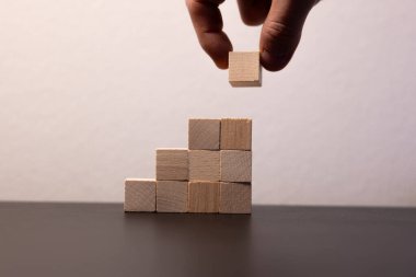 Giriş ifadeleri ve bilgi simgesi için boş tahta küpleri kopyalama alanı ile birlikte masaya yerleştirmek ve dizmek.