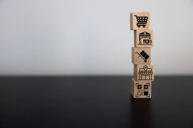 Satışların büyümesi, pazarlama stratejileri kavramı. İş büyümesi hedefine ulaşmak için veri analizleri. İnternetteki satışları, e-ticareti arttır. Satış büyümesi olan tahta küpleri yerleştirmek. Konum ilerlemesi