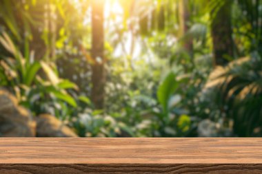Yeşil yapraklar üzerinde bulanıklık ve tropikal orman arka planında ağaç ile doğal kırsal ahşap masa. Tasarımınızı göstermek için şablon oluşturun..
