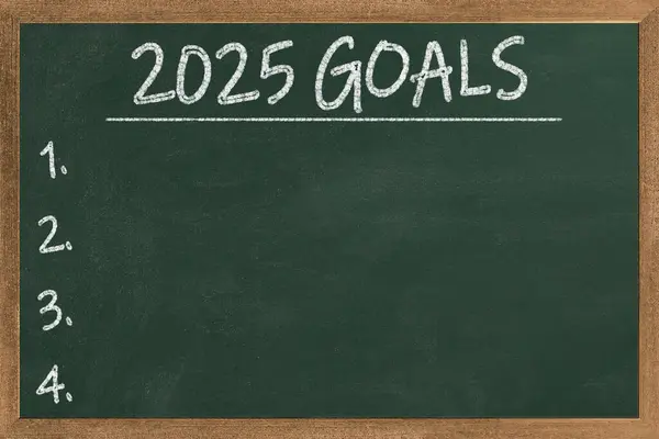 2025 hedefleri, tahta üzerinde vintage tebeşir metin, köşesinde renkli tebeşir, Business Vision kavramsal görüntü