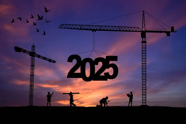 Siluet personeli 2025 yılını karşılamak için çalışıyor. Büyük inşaat alanı, birçok inşaat vinci vektör numaralarını 2025 olarak belirledi. İnşaat ekibi 2025 yılının rakamlarını belirledi