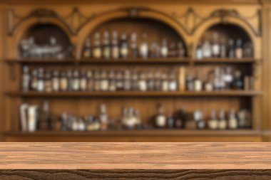 Ürün gösteriminiz için boş ahşap bar tezgahı ve bir şişe restoranın, barın veya kafeteryanın arka planı