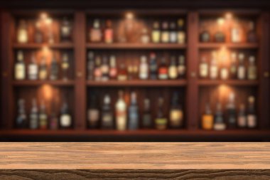 Ürün gösteriminiz için boş ahşap bar tezgahı ve bir şişe restoranın, barın veya kafeteryanın arka planı