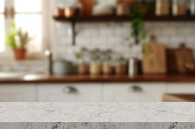 Boş taş beyaz masa. Mutfağın parlak iç kısmı. Bokeh 'in arkasındaki bulanık arka plan. 