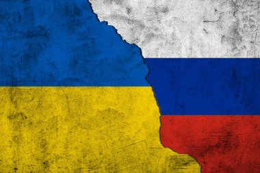 Ukrayna ve Rusya arasındaki diplomatik ilişkiler. Çatlak duvar dokusuna sahip iki ülkenin bayrağı. Rusya ile Ukrayna arasındaki savaş.