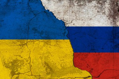 Ukrayna ve Rusya arasındaki diplomatik ilişkiler. Çatlak duvar dokusuna sahip iki ülkenin bayrağı. Rusya ile Ukrayna arasındaki savaş.