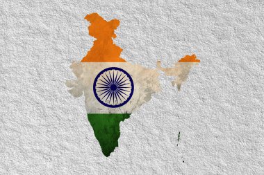 Hindistan haritası şekilli Hindistan bayrağı doğal çiçeklerle yaratıldı, Hindistan haritası doğal çiçeklerle süslendi, beyaz ve ahşap arka planda üç renkli bayrak