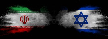 İsrail vs İran, İran dumanlı mistik bayraklar yan yana yerleştirilir. Kalın renkli ipeksi İsrail ve İran, İran bayrağı dumanlar.
