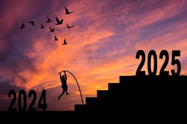 2024 'ten 2025' e kadar merdivenlerden çıkan bir adam. 2025 yılbaşı konsepti. Yeni yıl kartı 2025.