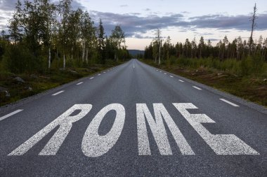 Roma yol tabelası. Roma, İtalya 'ya hoş geldiniz. Roma 'ya giriyoruz. Her yol Roma konseptine çıkar..