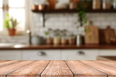 Boş ahşap masa üstü ve bulanık modern mutfak arka planı temiz ve parlak, ürün montajına hazır