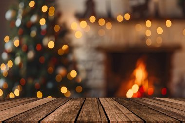 Xmas ağacı ve eski ahşap masa. 