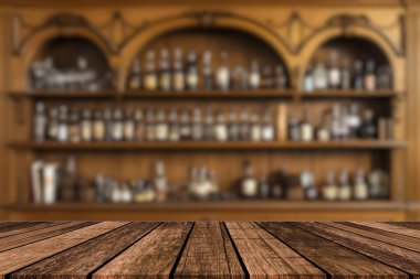 Ürün gösteriminiz için boş ahşap bar tezgahı ve bir şişe restoranın, barın veya kafeteryanın arka planı