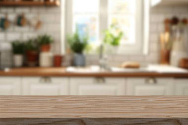 Mutfak tezgahındaki ahşap masa üstü (oda) arka plan. Montaj ürünü görüntüleme veya tasarım için görsel anahtar düzeni.