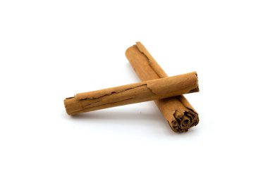 Tarçın çubukları ve tarçın beyaz arka planda izole edilmiş. Tarçın Baharatı.