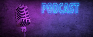 Mavi arka plan pankartı, Podcast ya da kayıt stüdyosunun arka planında dalga formu olan profesyonel bir mikrofon. Fütürist vektörün dijital düşük polimerli teli. Podcast metin Neon rengi.