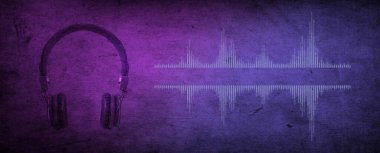 Podcast, komedi kulübü ya da klasik mikrofon kopyalama alanı olan caz kulübü afişi. Karanlıktaki eski kulaklık, mavi ve pembe ışıklandırma ve geniş arka plan..