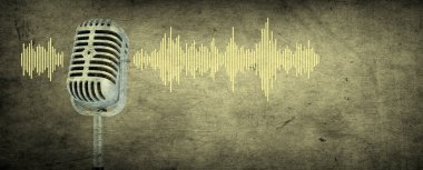 Sarı arka plan pankartı, Podcast veya kayıt stüdyosunun arka planında dalga boyu olan profesyonel bir mikrofon.