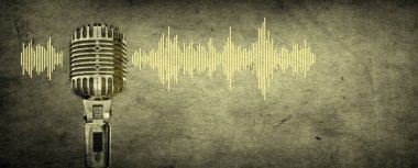 Sarı arka plan pankartı, Podcast veya kayıt stüdyosunun arka planında dalga boyu olan profesyonel bir mikrofon.