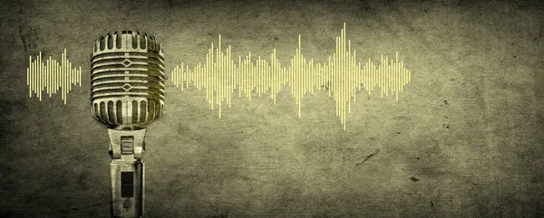 Sarı arka plan pankartı, Podcast veya kayıt stüdyosunun arka planında dalga boyu olan profesyonel bir mikrofon.