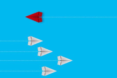 Kırmızı kağıt uçak beyazdan yön değiştiriyor. Yeni fikir. farklı iş konsepti. Riske girmek cesaret ister. Liderlik. vektör illüstrasyonu