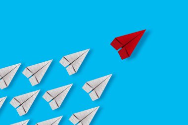 Liderlik ve rekabet konsepti, beyazlar arasında kırmızı kağıt uçak. İş Lideri ve başarı finansal konsepti.